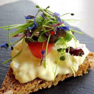 Eiersalat mit Orange, Radieschen, Koriander und Kresse