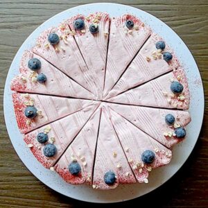 Mandelkuchen Blaubeeren Cremetopping vegan quadrat