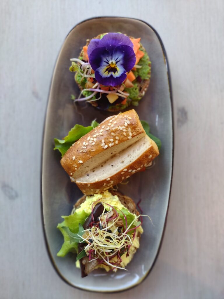 Kombination aus drei Canape: Erbsenguacamole (vegan), Tofu auf Laugengebäck (vegan), Fet-Aprikose