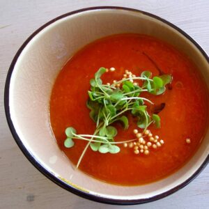 Fruchtige Tomatensuppe mit getrockneten Aprikosen und Salbei vegan