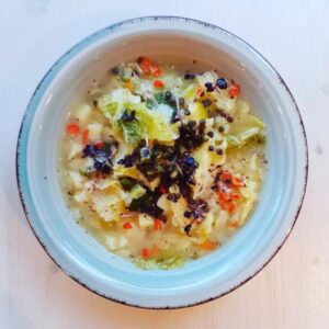 Wirsingeintopf mit Gemüse und Currycreme
