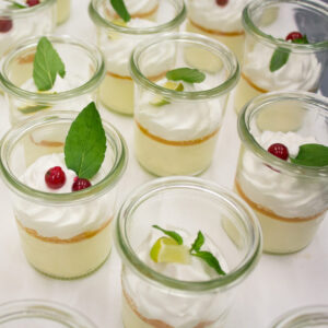 Weißes Schokoladenmousse mit Marille und Creme (glutenfreundlich)