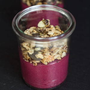 Cassiscreme mit Granola (vegan)