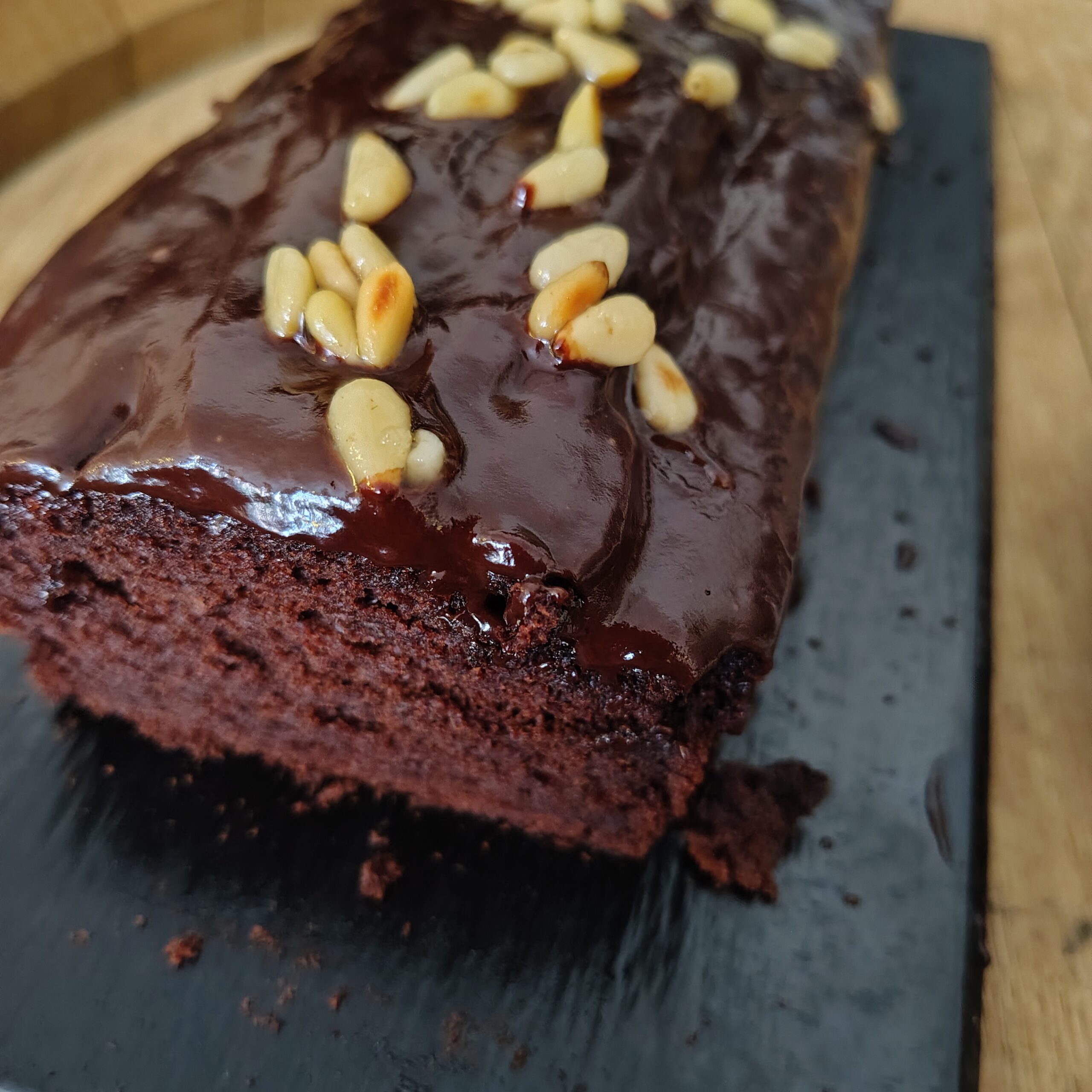 Schokoladenkuchen mit Miso-Karamell (vegan) – Bild 3